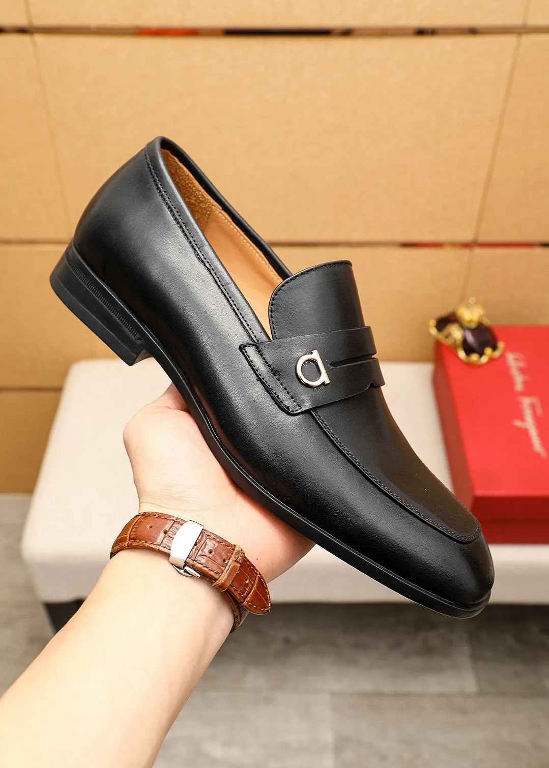 Men's shoes 💰480 💐 Product trademark: Ferragamo "Ferragamo" casual leather shoes Regular size: 38-44 (45🉑️customized) Product materials: Selected imported first-layer cowhide upper + luxury hardware buckle, imported water-dyed cowhide leather lining. Strong three-dimensional visual effect, original rubber outsole Color: 3⃣️seed leather materials available